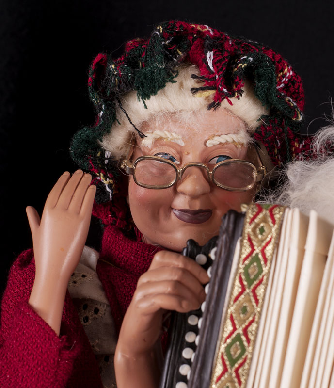 TL Toys HK Ltd Mr Mrs Claus Playing Accordion Music Christmas Display ...