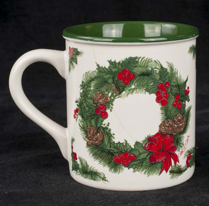 https://www.peaydesigns.com/images/Coffee%20Mug%20-%20Potpourri%20Press%20-%20Holiday%20Wreath%20on%20White.jpg